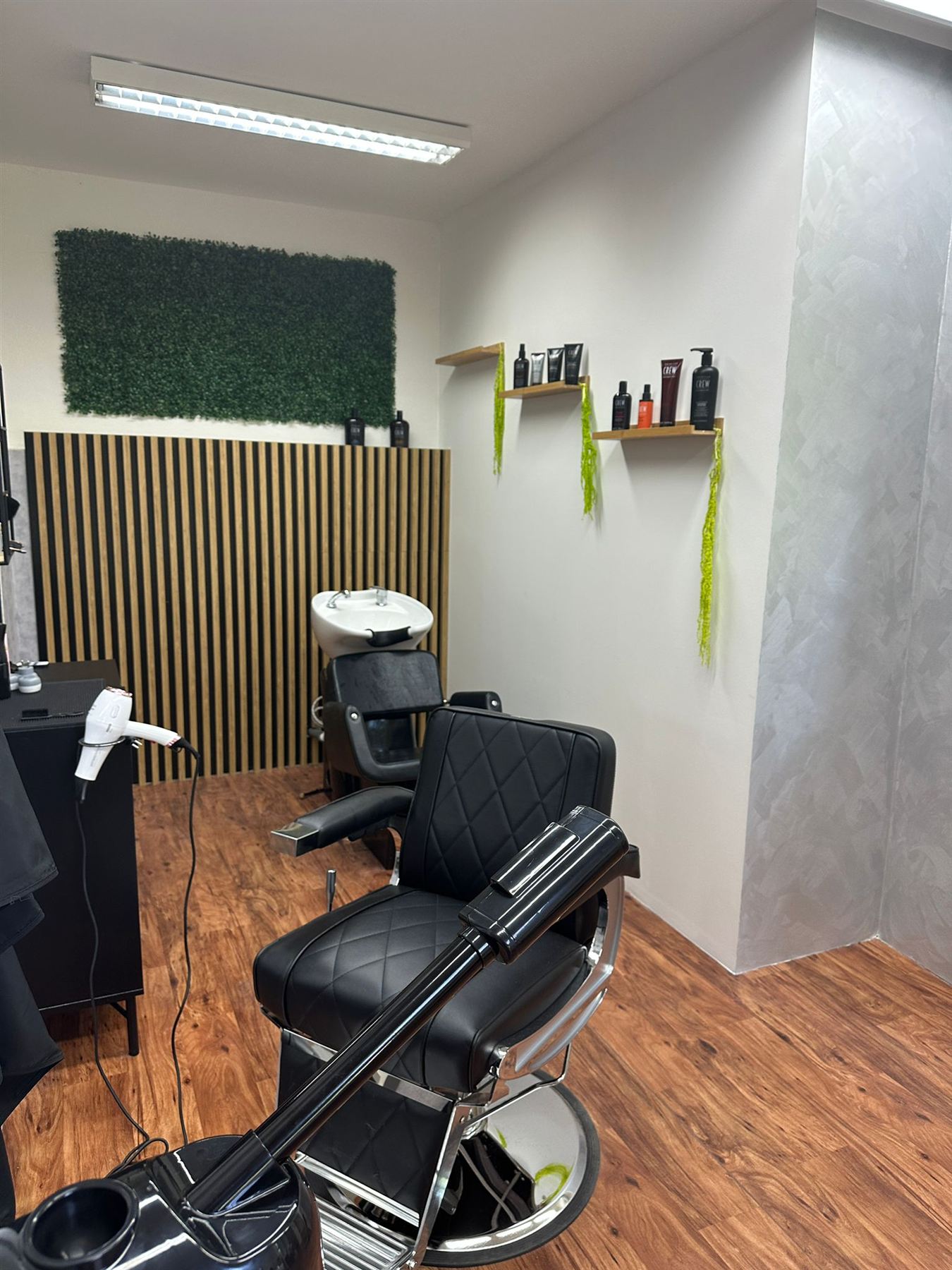 Barberské křeslo a dřevěné lamely