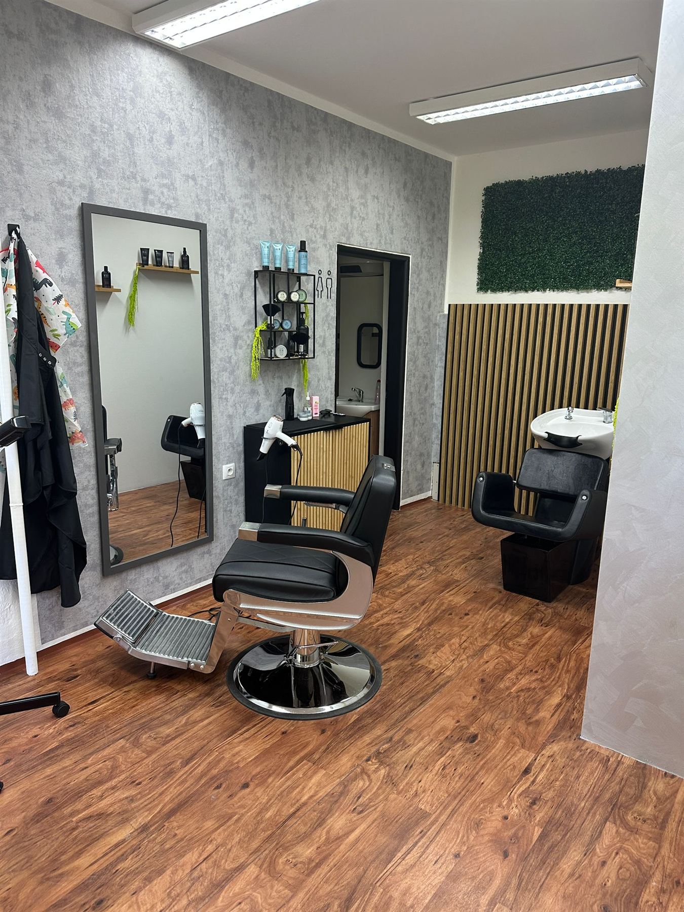 Barbershop s barberskými křesly a zrcadlem