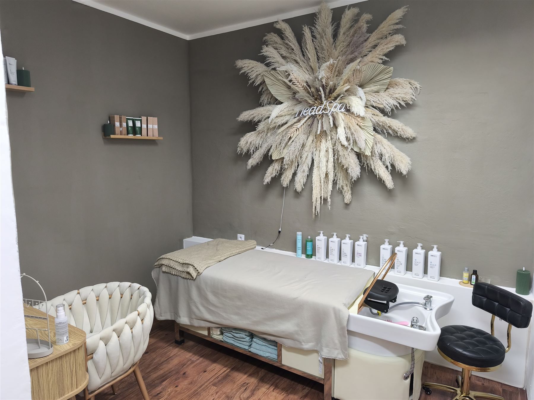 Místnost Head Spa s lehátkem a dekorací z pampové trávy